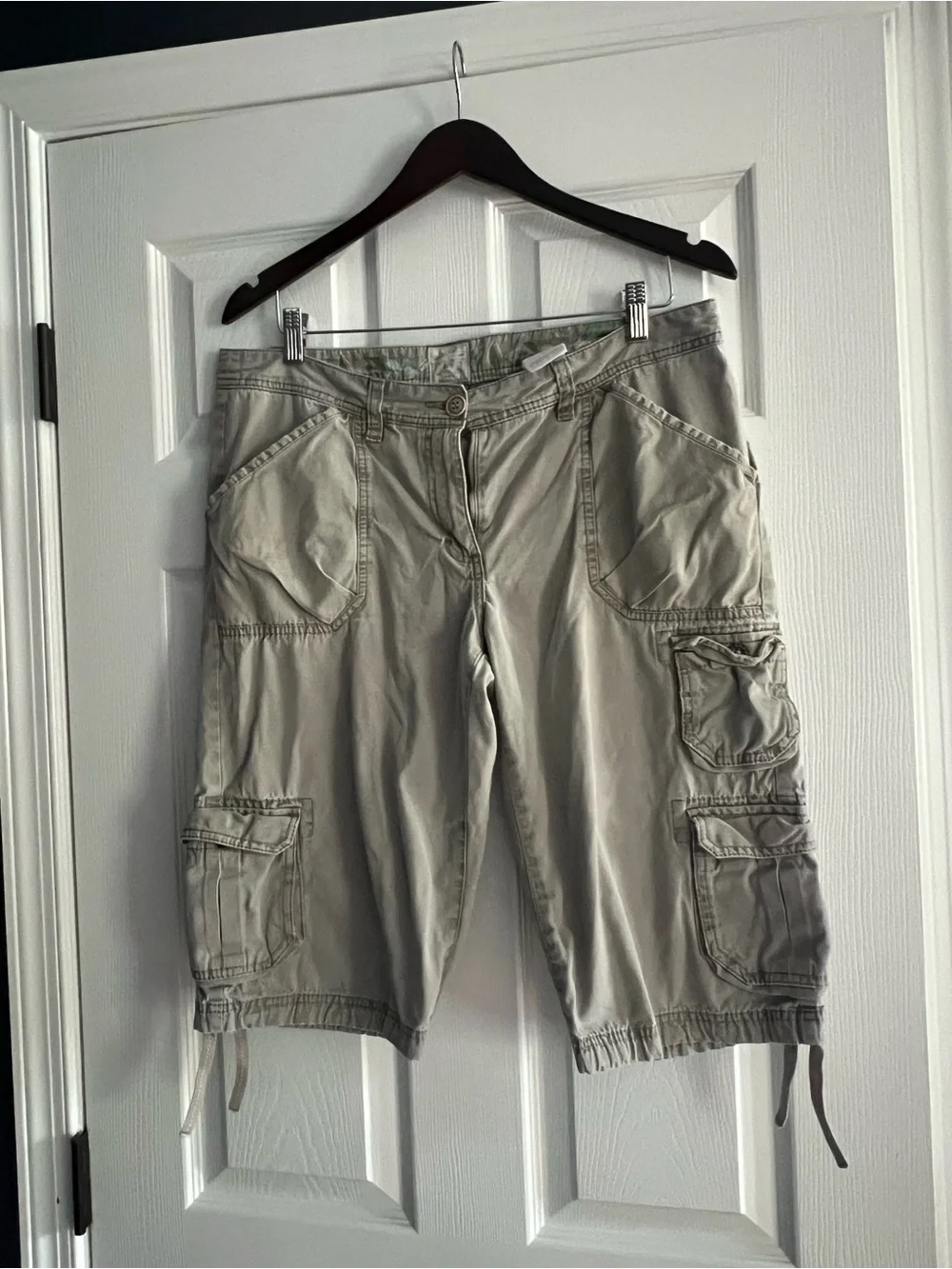 Vintage H&M Women’s Cargo Shorts in tan/ beige. Utility Pocket Style